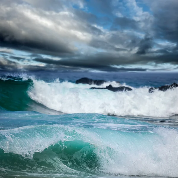 Dramáticas nubes oscuras y grandes olas oceánicas — Foto de Stock