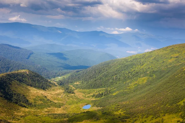 Beautiful  Mountain Valley with Lake in summer — Stock Photo, Image