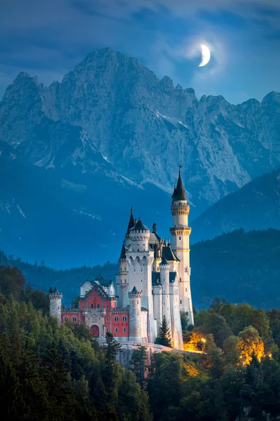 Gece ay ve aydınlatma ile ünlü Neuschwanstein Şatosu