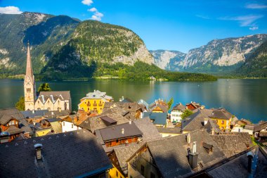 Alpler ve göl dusk, Avusturya, Avrupa eski Hallstatt köyde
