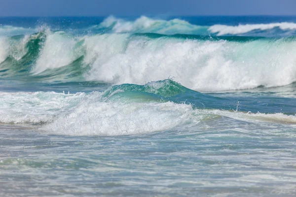 Μεγάλη θυελλώδη ωκεανό κύματα φόντο — Φωτογραφία Αρχείου