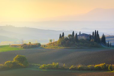 Nazik gündoğumu ışık, tipik Tuscany manzara
