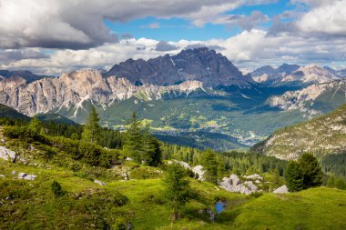 Yaz dağ manzarası ile Dolomites ve ağaçlar büyük doruklarına,