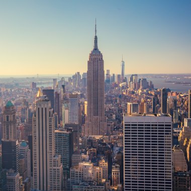 Manhattan siluetinin ve gökdelenler, gündoğumu, New York C görünümü