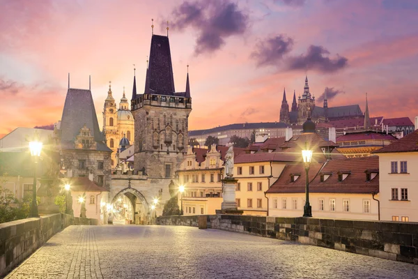 Puente de Carlos en Praga al amanecer, Checo, Europa — Foto de Stock