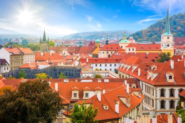 Gök olayları görüntülemek eski kiremit çatılar Şehir Prag, Europe