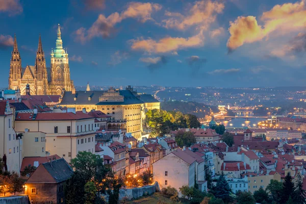 Prag på sundown tid och berömda Saint Vitus katedralen — Stockfoto