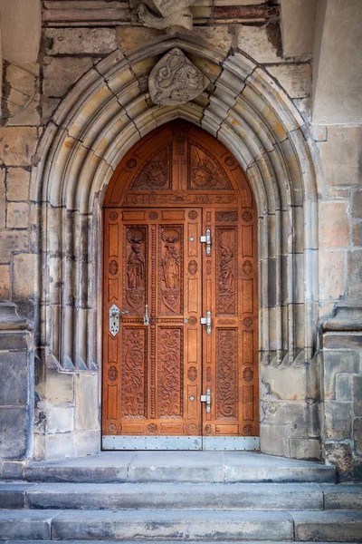 Porta de carvalho ricamente esculpida velha, Europa — Fotografia de Stock