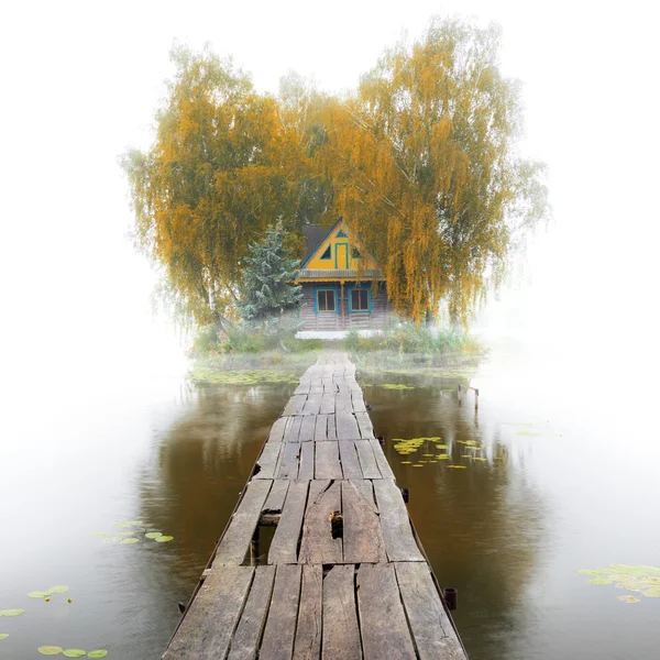 Старый деревянный дом на озере, туманное осеннее утро — стоковое фото