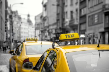 Sokakta sarı taksi arabaları