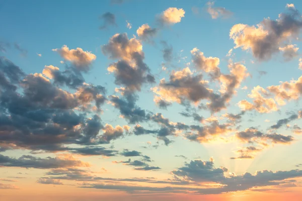 Sunrise sky with gentle colors of soft clouds and sun rays — Stock Photo, Image