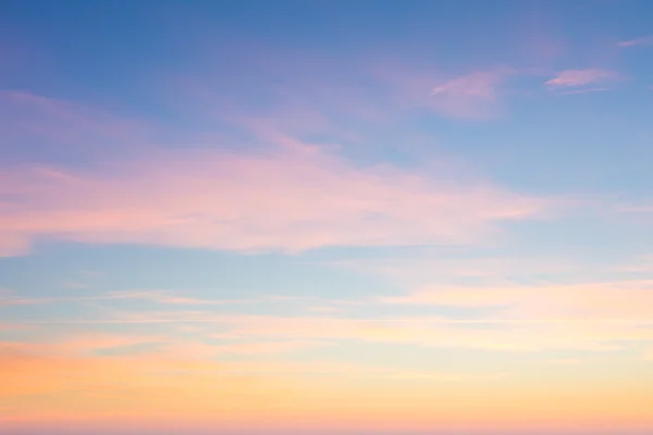 Fundo do céu do nascer do sol com cores suaves de nuvens suaves — Fotografia de Stock