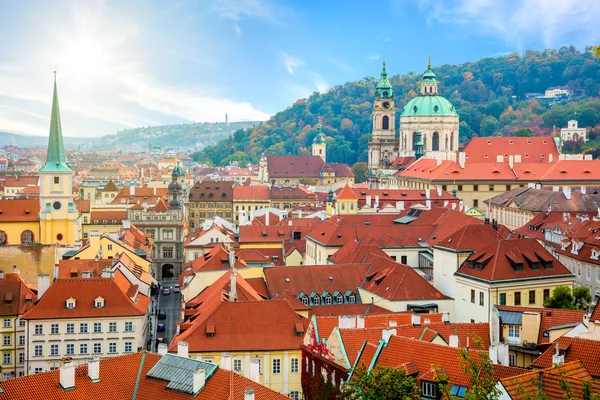 Letecký pohled na červené dlaždice střechy ve městě Praha, Evropa — Stock fotografie