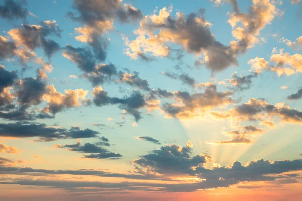 Sunrise sky, gentle colors of soft clouds and sunshine with rays — Stock Photo, Image