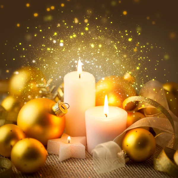 Weihnachten funkeln Kerzen Dekoration mit Kugeln — Stockfoto