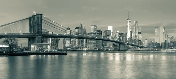 Panoramatický pohled Brooklyn Bridge a Manhattan v New Yorku Cit — Stock fotografie