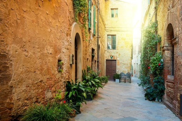 Cidade mediterrânea velha - rua estreita com flores — Fotografia de Stock