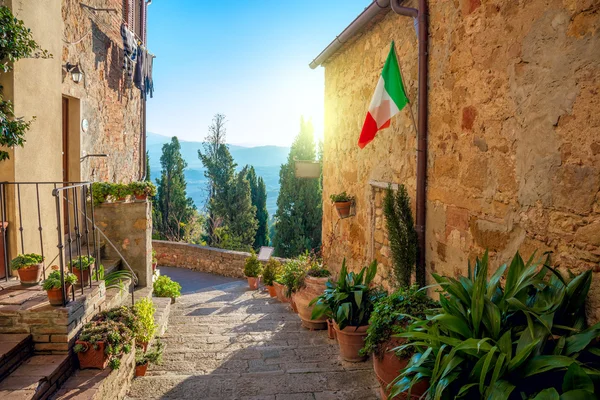 Small Mediterranean town - lovely Tuscan stree — Stock Photo, Image