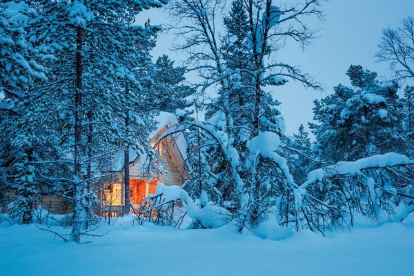 겨울 요 정의 밤-눈 덮인 숲에서 나무 오두막 — 스톡 사진