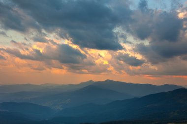 Görkemli gün batımından gökyüzü ve dağlar aralığı