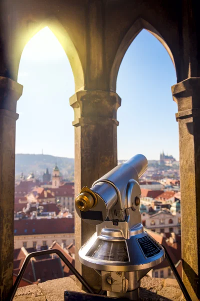 Binocular turístico en Praga, viajes europeos — Foto de Stock