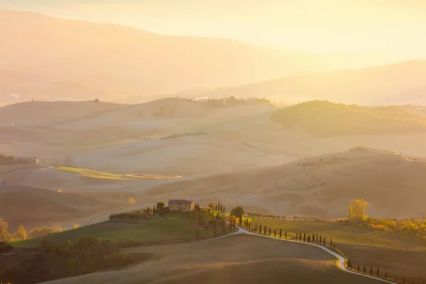 Słoneczny wiejski krajobraz Tuscany — Zdjęcie stockowe