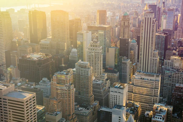 Ciudad de Nueva York skyline con rascacielos urbanos al amanecer, Manhatt — Foto de Stock