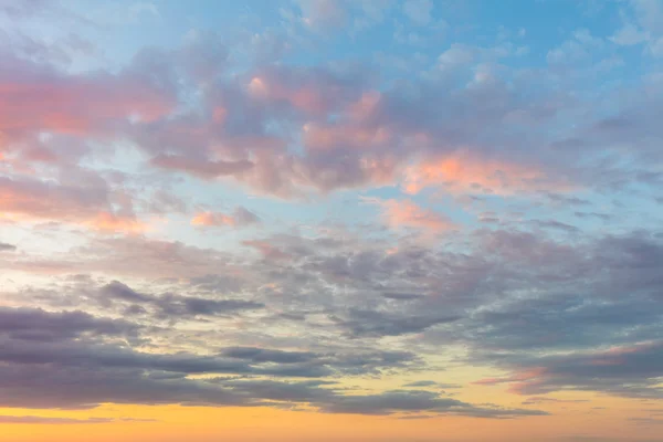 Fundo real do majestoso céu do nascer do sol — Fotografia de Stock