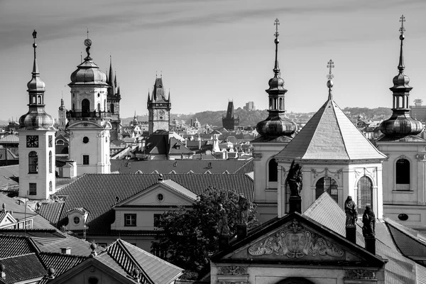 Widok z lotu ptaka miasta Praga z dachy, Europa — Zdjęcie stockowe