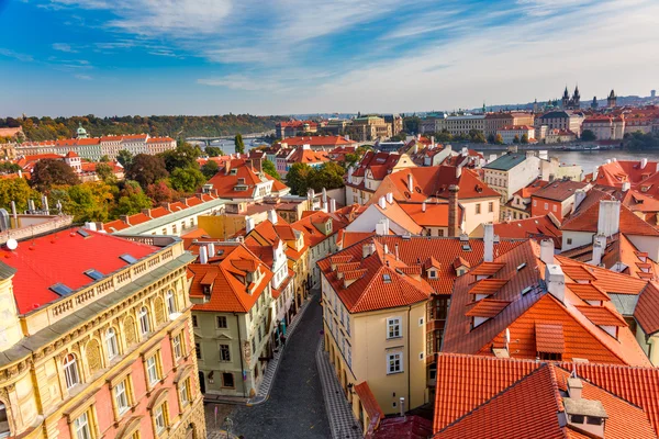 Letecký pohled na panoramatické starých úzké uličky v Praze město s — Stock fotografie