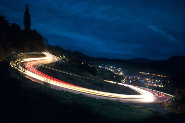 Lång Exponering Bil Ljus Asfalten Natten Bergsväg Upplyst Månen Börjar — Stockfoto