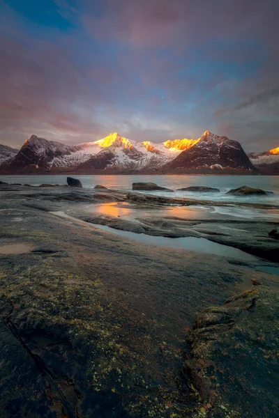 Dramatik Gökyüzü Dağları Olan Eşsiz Kış Deniz Manzarası Kuzey Doğasının — Stok fotoğraf