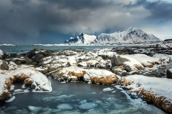 Norveç Teki Lofoten Adalarının Manzarası Kış Dağlarının Panoramik Manzarası Dramatik — Stok fotoğraf