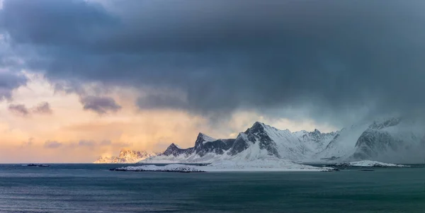 Лофотенські Острови Норвегія Панорама Зимових Гір Драматичне Небо Море Довга — стокове фото