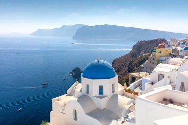 Yunanistan 'ın Santorini adasındaki Oia kasabasının ünlü manzarası. Geleneksel mavi kubbe ve beyaz evler. Yunanistan, Ege denizi. Meşhur Avrupa hedefi