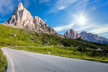 Dağ yolunda alp yolu. Dağlara giden yol. Alpen yolunun panoramik manzarası, Dolomitler, İtal