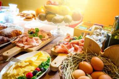 Kahvaltı için masayı hazırla. Misafirler otelde rahat bir restoranın tadını çıkarabilirler. Turistler için Avrupalı kahvaltısı