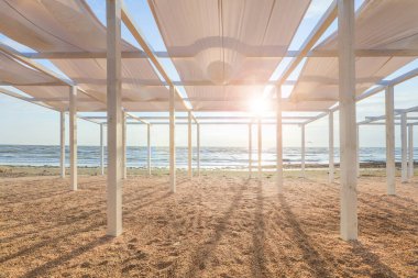 Günaydın! Günaydın! Kumsalda güneşli bir sabah, yaz uykusu.