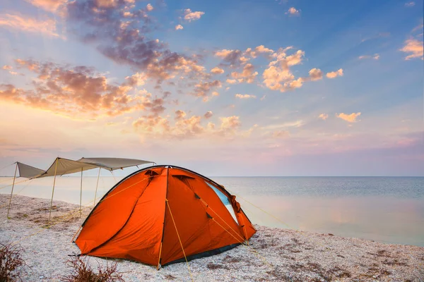 Camping Tent Beautiful Quiet Beach Water Sunset Sky Background Happy — Stock Photo, Image