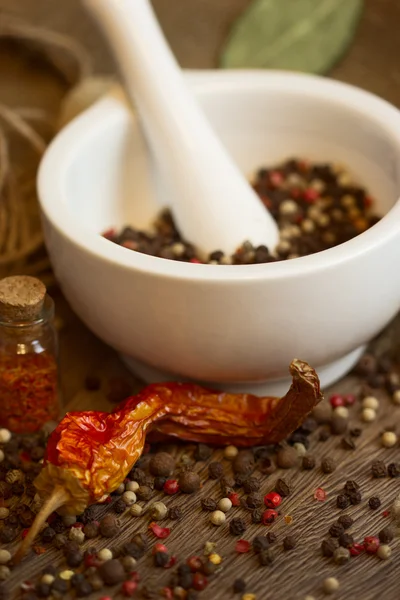 Argamassa e pilão com pimenta e pimenta — Fotografia de Stock