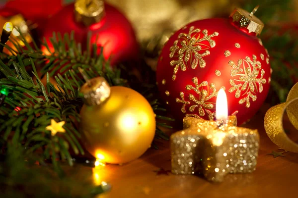 Biglietto natalizio con candela dorata, palline, pino, luci e — Foto Stock