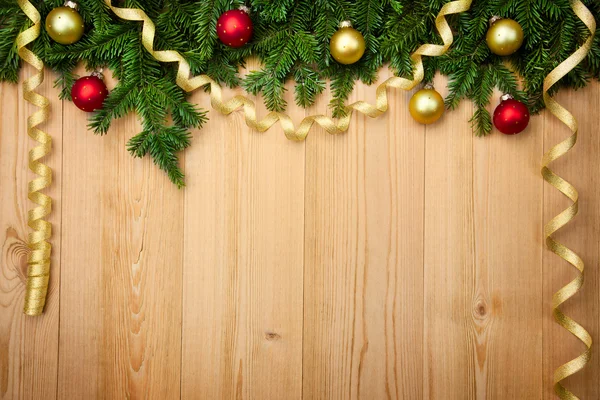 Fondo de Navidad con abeto, adornos y cintas en madera —  Fotos de Stock