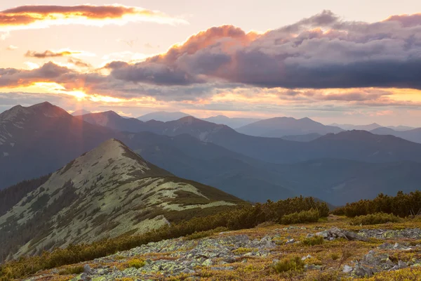 Panorama delle montagne - ora del tramonto. Belle cime, nuvole e — Foto Stock