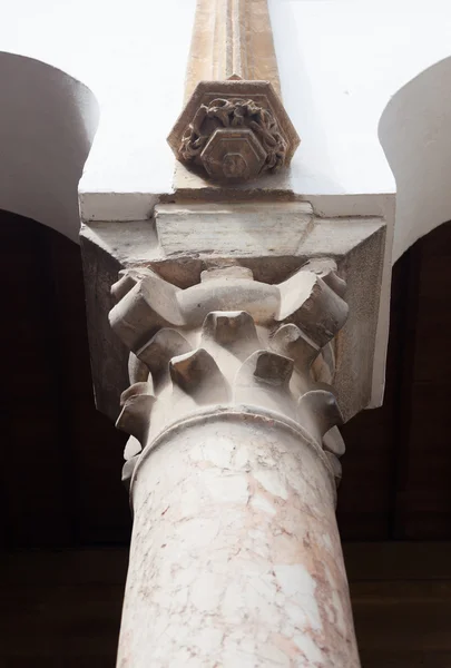 La cima della colonna classica, pietra di marmo — Foto Stock
