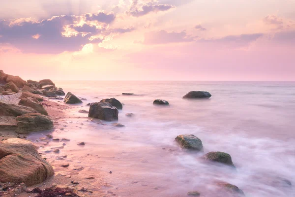 Paesaggio all'alba sulla bellissima costa rocciosa del mare — Foto Stock