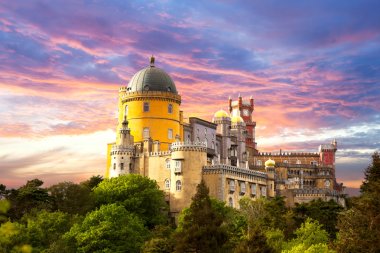 Peri Sarayı karşı günbatımı gökyüzü - sintra, Portekiz, Avrupa