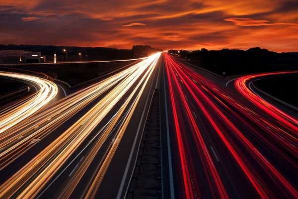 Скоростное движение - легкие трассы на автомагистрали ночью — стоковое фото