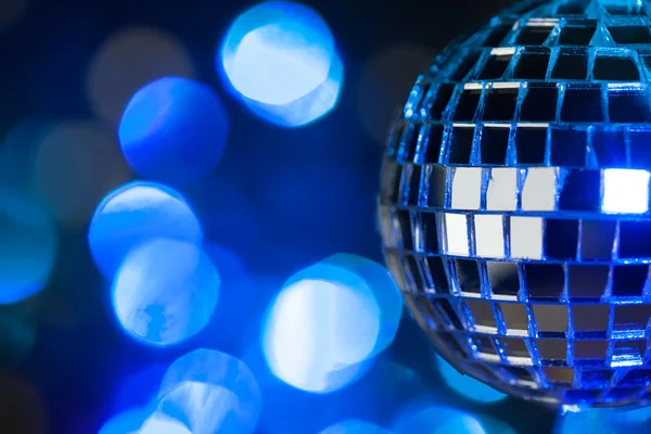 Krásná disco koule na pozadí temných bokeh — Stock fotografie