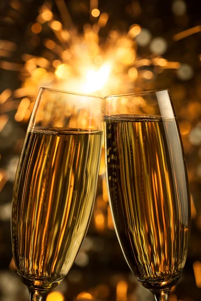 Schöner goldener Champagner mit Wunderkerzen - senkrecht — Stockfoto