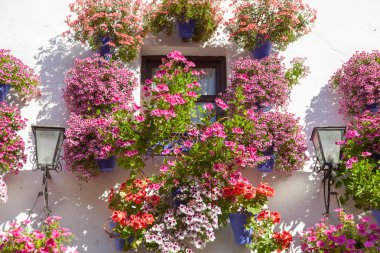 Akdeniz pencere süslü çiçekler ve fenerler, İspanya, eur